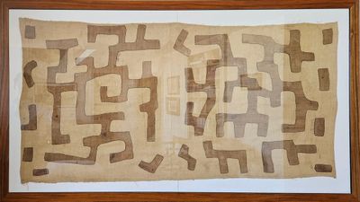 un vieux morceau de tissu orné d'un motif en labyrinthe