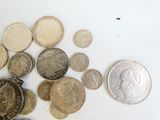 beaucoup de pièces qui sont sur la table
