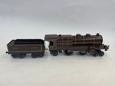 un petit train posé sur une surface blanche