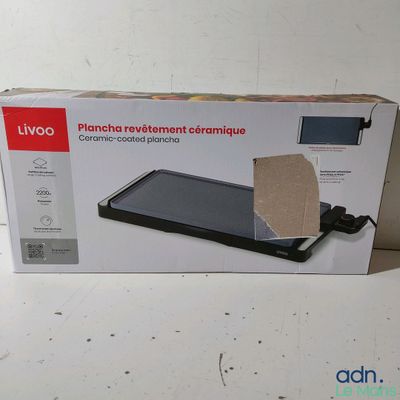boîte contenant une tablette posée sur une table