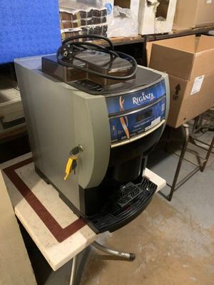 une machine posée sur une table dans une pièce