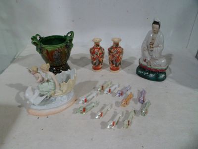 beaucoup de figurines qui se trouvent sur la table