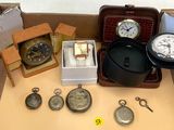 une boîte sur laquelle sont posées plusieurs montres et d'autres objets