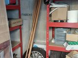 un garage rempli de cartons et d'outils