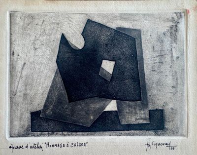 une photo en noir et blanc d'une œuvre d'art