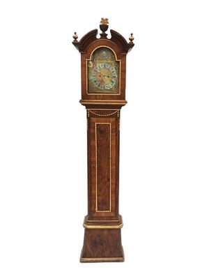 une grande horloge de parquet en bois exposée sur un fond blanc