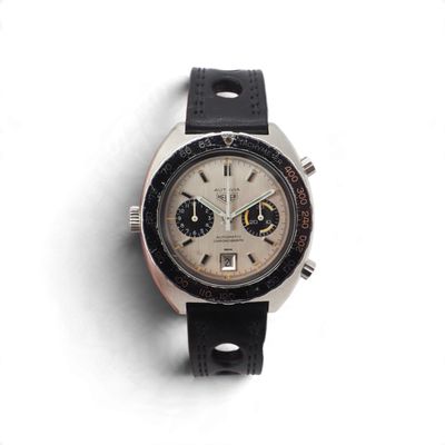 une montre posée sur une surface blanche