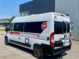 une camionnette blanche garée dans un parking