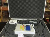 une valise contenant des fils, posée sur une table