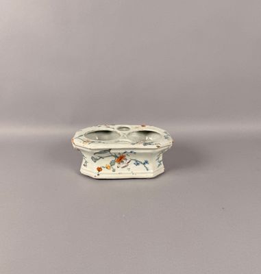 une image représentant une petite assiette blanche ornée d'un motif floral