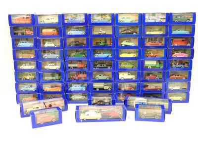 un grand nombre de voitures-jouets dans une vitrine