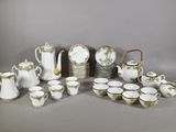 beaucoup d'assiettes et de tasses blanches et dorées