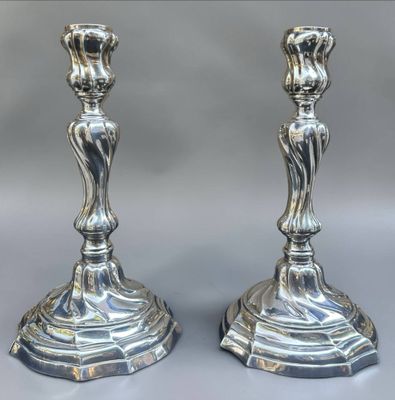 Paire de flambeaux en argent à décor rocaille