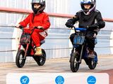 deux enfants à vélo sur un pont près d'un plan d'eau