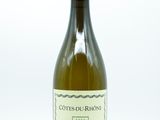 une bouteille de vin posée sur une table