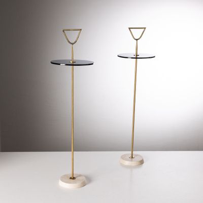 paire de tables d'appoint en laiton et en verre, sur des pieds en marbre