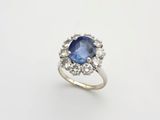 une bague en saphir bleu et diamant