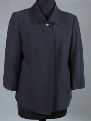un manteau noir sur un mannequin mannequin mannequin mannequin mannequin mannequin mannequin mannequin mannequin mannequin