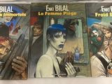 trois livres posés sur un lit aux draps blancs et un drap blanc