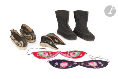 plusieurs paires de chaussures et une paire de lunettes de soleil sur fond blanc