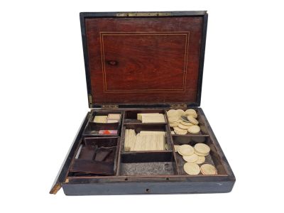 une vieille valise contenant beaucoup de pièces de monnaie