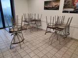 de nombreuses chaises qui sont posées dans un coin de la pièce