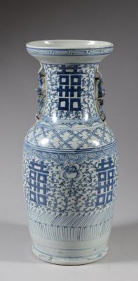 un vase bleu et blanc orné d'un motif