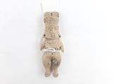 une petite statue représentant un ours tenant un morceau de papier