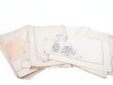 une pile de vieux papiers posée sur une surface blanche