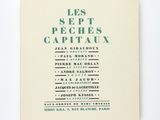 un livre avec des lettres vertes sur fond blanc