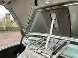 le coffre ouvert d'une voiture contenant des outils