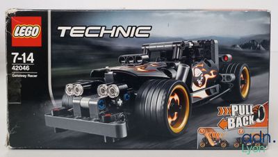 une boîte de Lego Technic posée sur une surface blanche