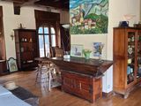 un grand salon avec un piano et un tableau accroché au mur
