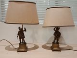 deux lampes posées sur une table sur laquelle se trouve une lampe