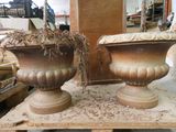 deux grands vases posés sur une table dans un magasin