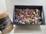 un pot de yaourt posé à côté d'un sachet de yaourt