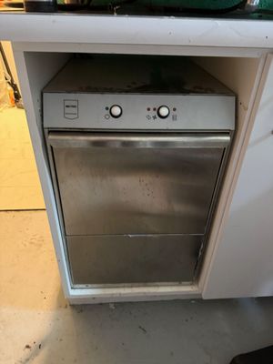 une photo représentant un lave-vaisselle et un four dans une cuisine