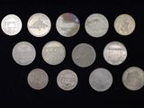 un grand nombre de pièces de monnaie qui se trouvent sur une surface noire