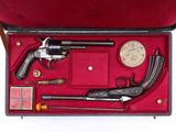une mallette rouge contenant un pistolet et d'autres objets
