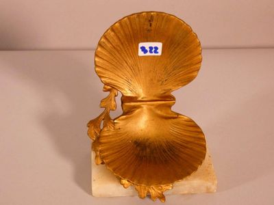 Porte-montre en bronze à décor de coquille St-Jacques. Terra… - Photo 1