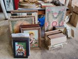 beaucoup de photos encadrées et d'autres objets par terre