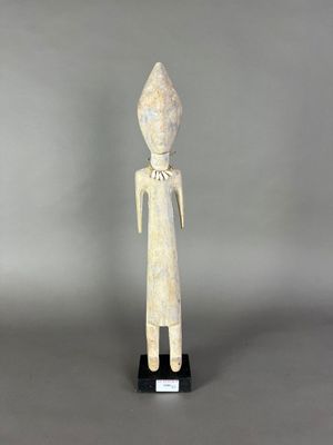 une image représentant une statue d'une personne portant un chapeau sur la tête