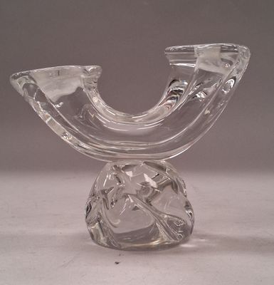 un vase en verre transparent orné d'un motif incurvé