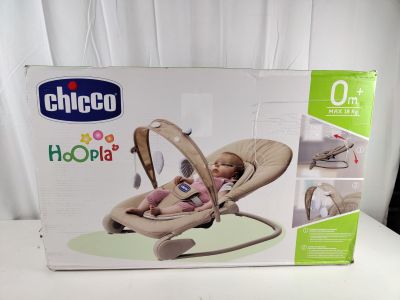 une boîte contenant un bébé, posée sur une table