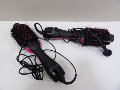 un sèche-cheveux posé sur une table