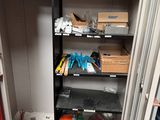 un placard rempli d'objets