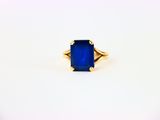 Gros plan sur une bague contenant une pierre bleue