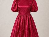 une robe rouge sur un mannequin, un mannequin, un mannequin, un mannequin, un mannequin, un mannequin, un mannequin, un mannequin, un mannequin