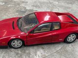 une petite voiture rouge posée par terre