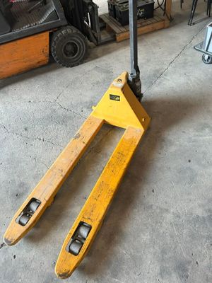 un chariot élévateur qui se trouve dans le garage